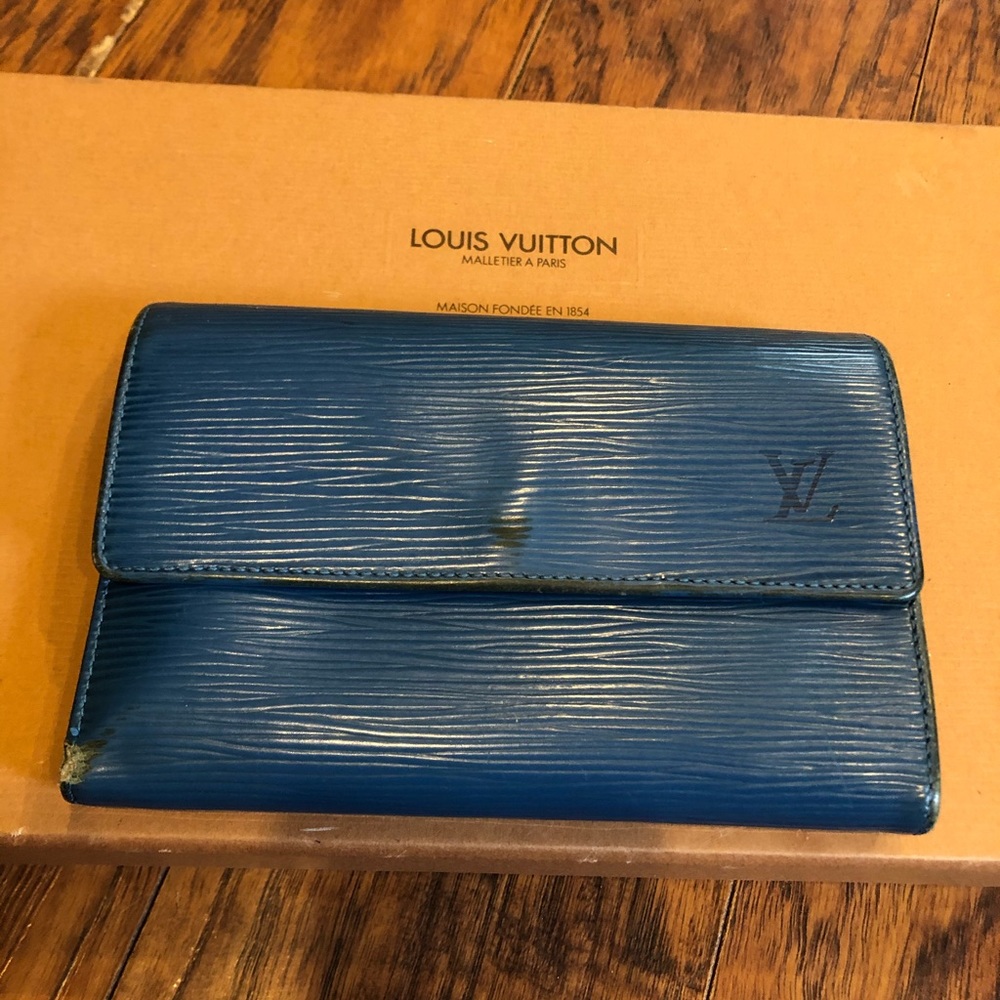 Authentic Louis Vuitton Epi leather bifold wallet